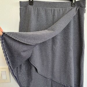 Eddie Bauer Stretchy skirt with black-gray stripes Sz L, NWOT